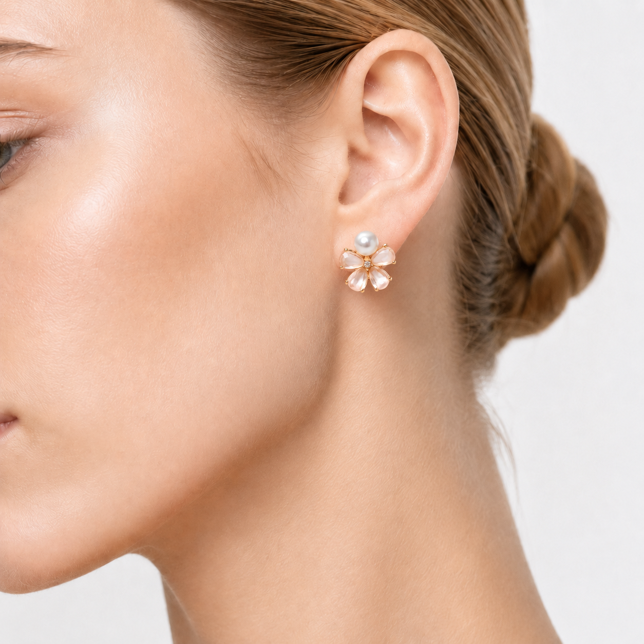 DAISY COVE - MINI PEARL FLOWER STUD EARRINGS