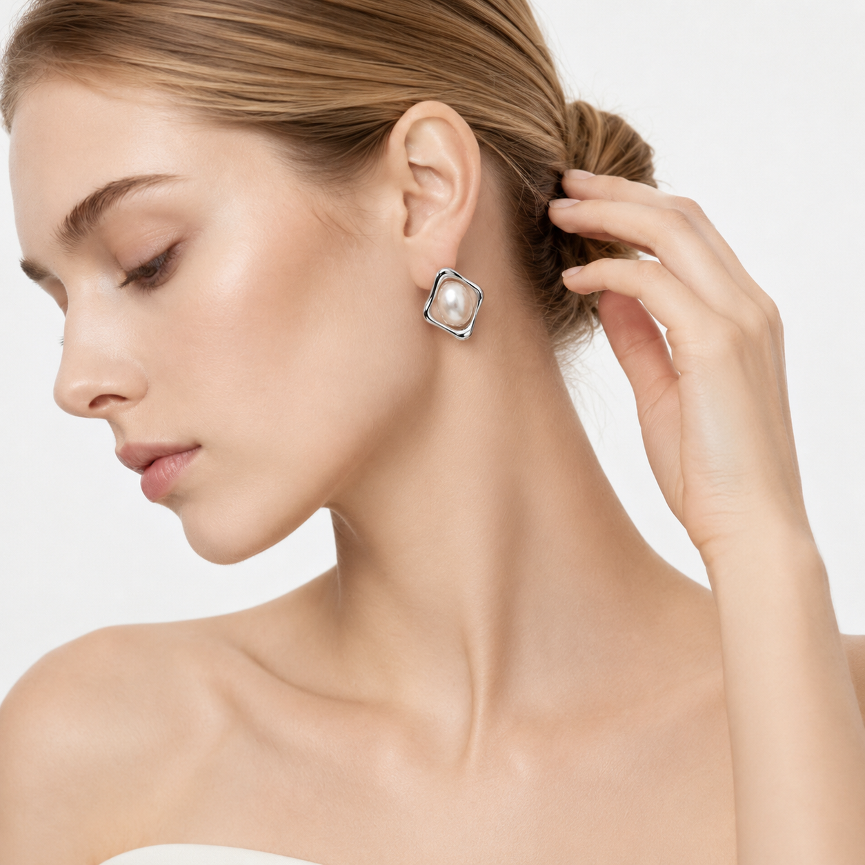 COVE SHELL - FRESHWATER PEARL STUD EARRINGS