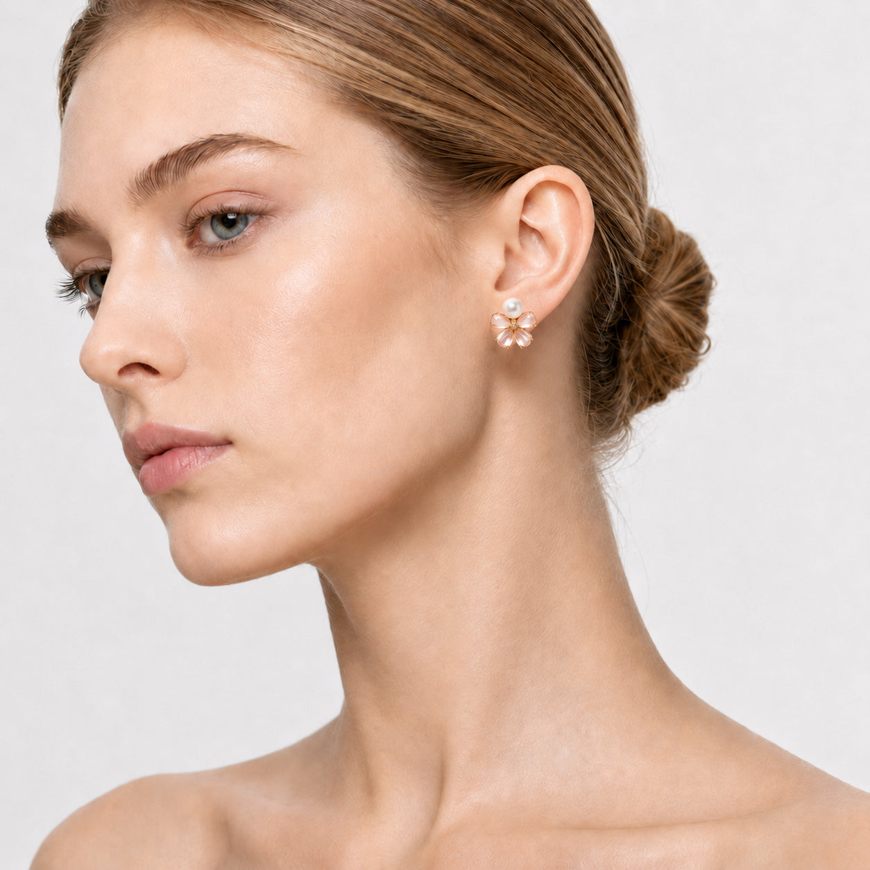 DAISY COVE - MINI PEARL FLOWER STUD EARRINGS