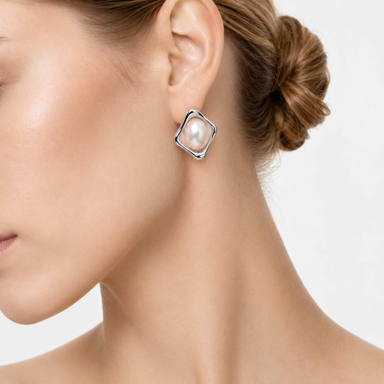 COVE SHELL - FRESHWATER PEARL STUD EARRINGS